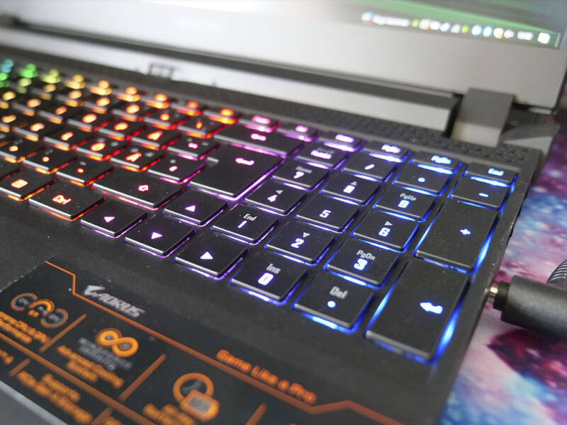 RGB tastatur AORUS P15 gaming laptop.jpg